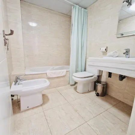 Prime Location, Pool, Beach, Shops, All Nearby